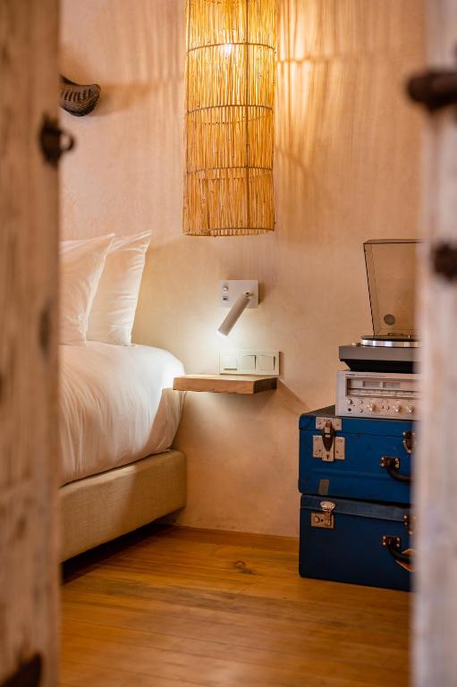 Кровать или кровати в номере Mama Lova Hôtel, Riad, Restaurant & Spa
