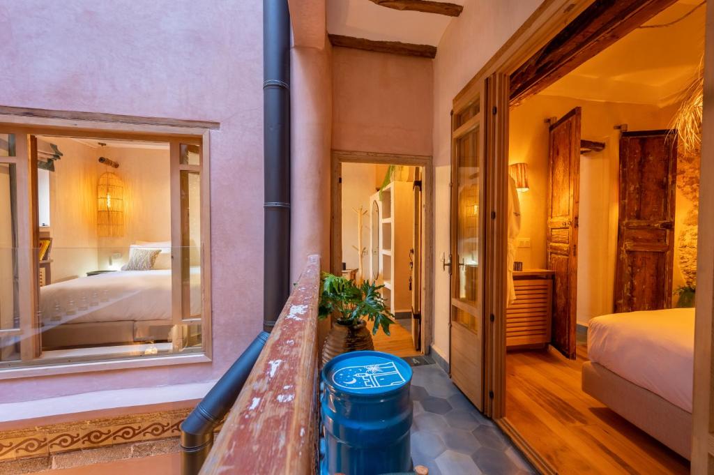 Кровать или кровати в номере Mama Lova Hôtel, Riad, Restaurant & Spa