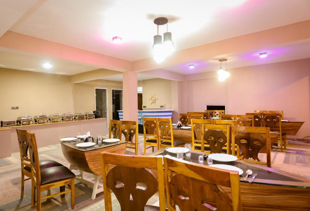 Restaurace v ubytování Hotel Old Smugglers with Balcony mountain view AC hot and Cold Near to Hadimba Temple Near to Mall Road#Free Pick from Volvo Bus Stand