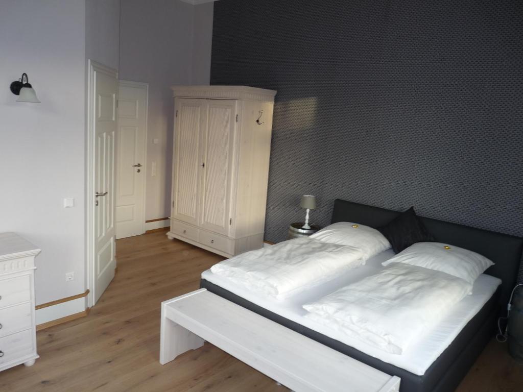 Postel nebo postele na pokoji v ubytování Gästehaus "Unsere Stadtvilla" Hechingen