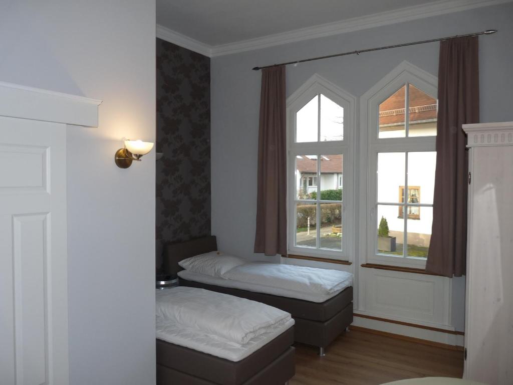 Postel nebo postele na pokoji v ubytování Gästehaus "Unsere Stadtvilla" Hechingen