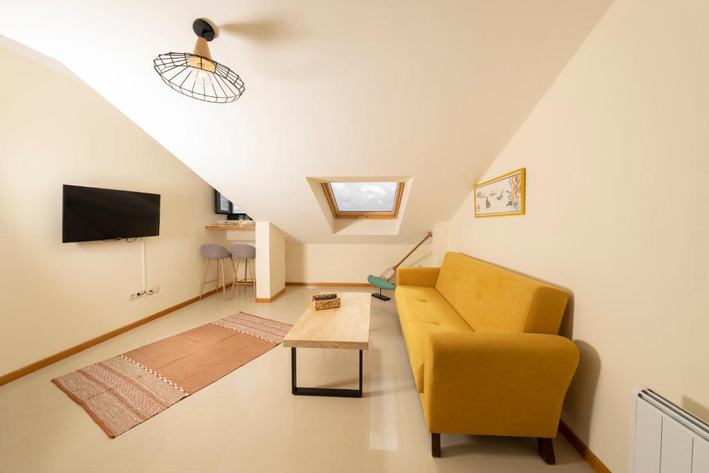 A television and/or entertainment centre at Apartamento Choco Playa de Langosteira en Finisterre con vistas al mar