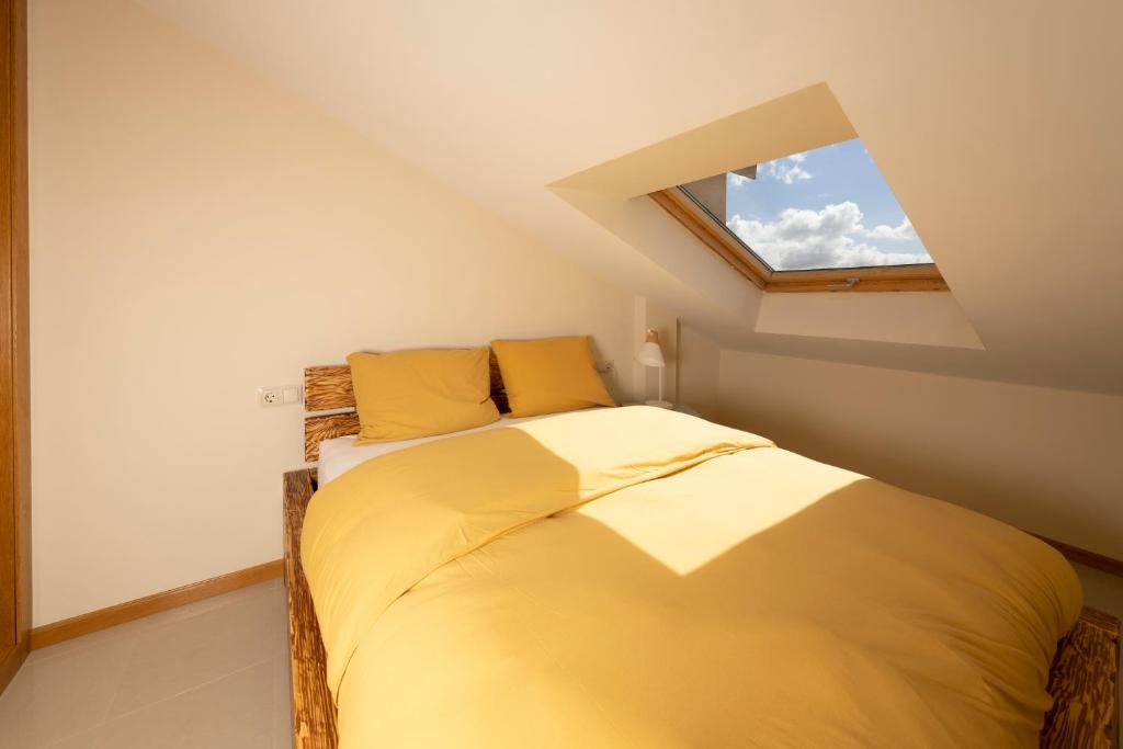 A bed or beds in a room at Apartamento Choco Playa de Langosteira en Finisterre con vistas al mar