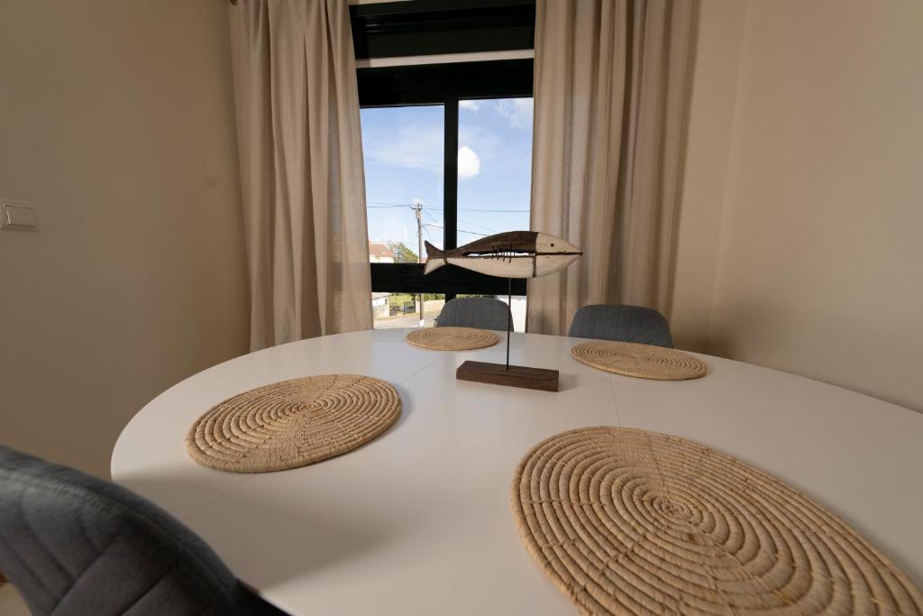 A seating area at Apartamento Pinto Playa de Langosteira en Finisterre con vistas al mar