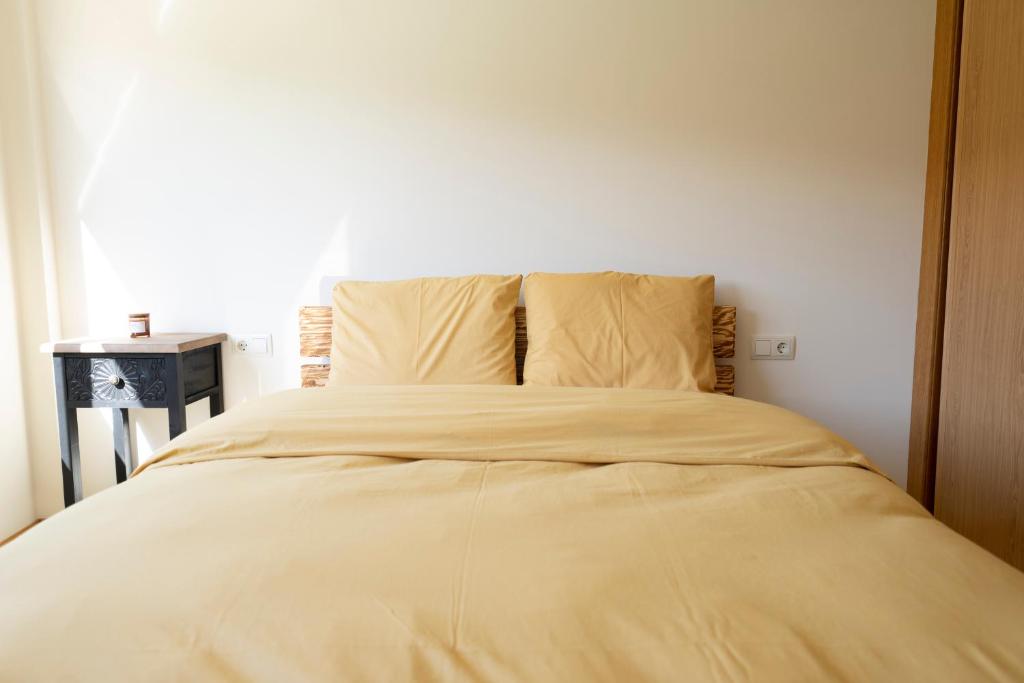A bed or beds in a room at Apartamento Pinto Playa de Langosteira en Finisterre con vistas al mar
