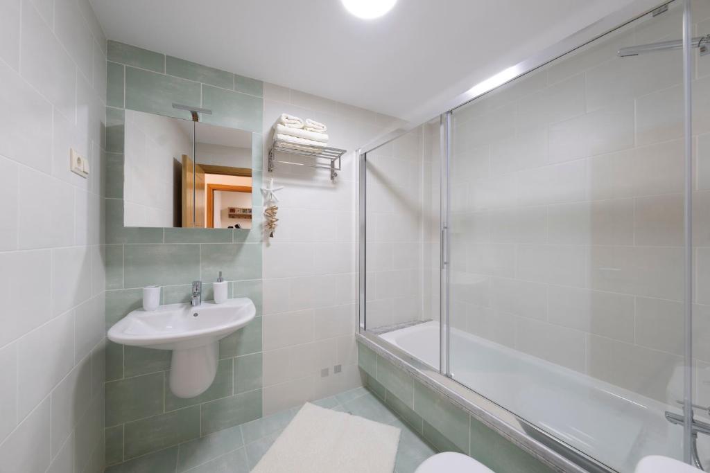 A bathroom at Apartamento Pinto Playa de Langosteira en Finisterre con vistas al mar