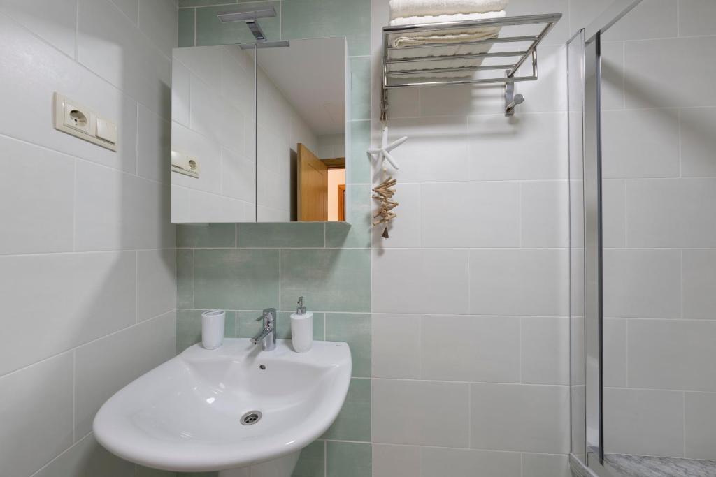 A bathroom at Apartamento Pinto Playa de Langosteira en Finisterre con vistas al mar