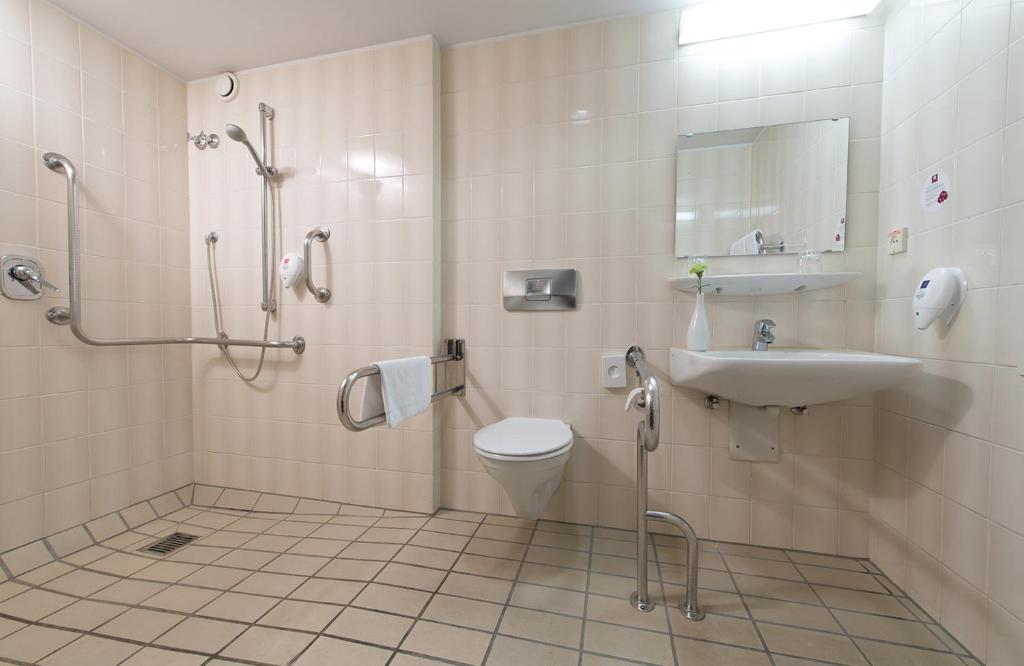 Koupelna v ubytování Leonardo Hotel Hamburg Stillhorn