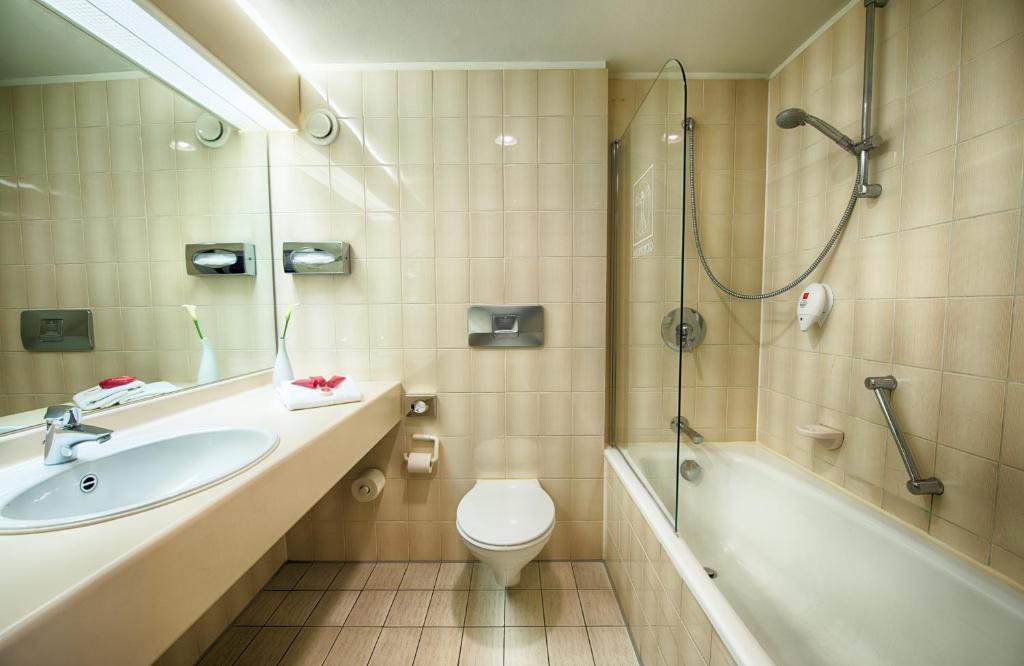 Koupelna v ubytování Leonardo Hotel Hamburg Stillhorn