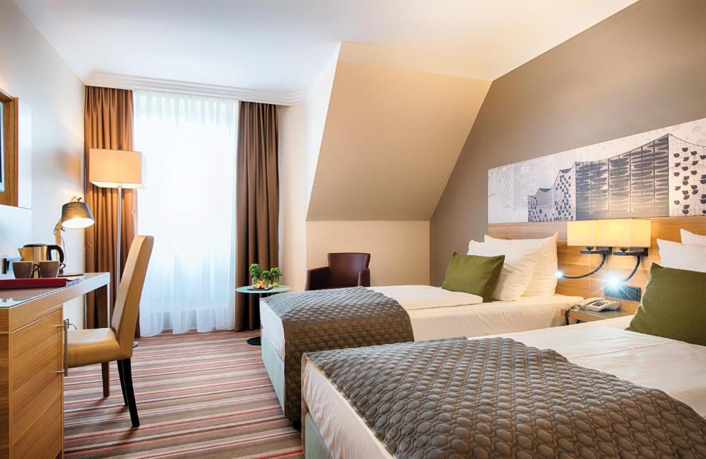 Postel nebo postele na pokoji v ubytování Leonardo Hotel Hamburg Stillhorn