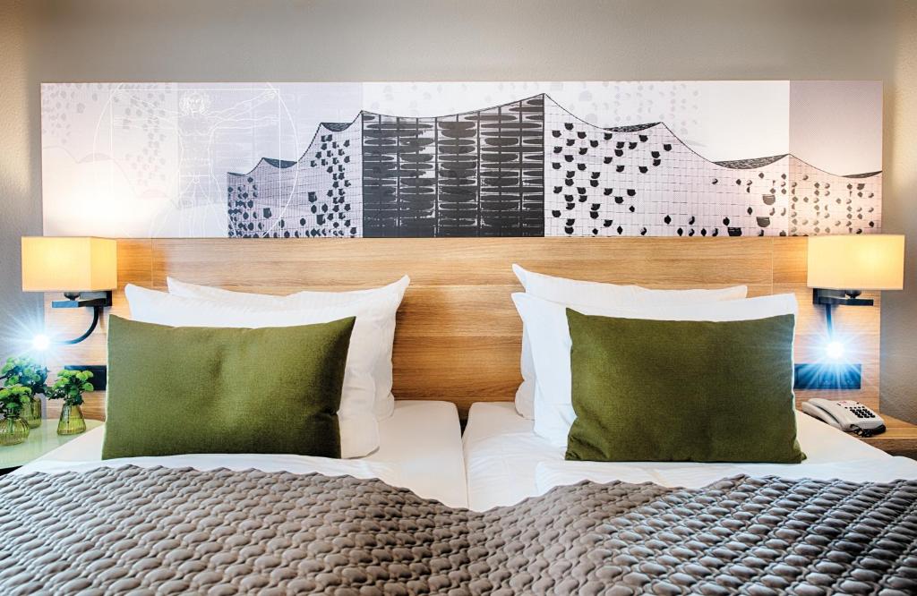 Postel nebo postele na pokoji v ubytování Leonardo Hotel Hamburg Stillhorn
