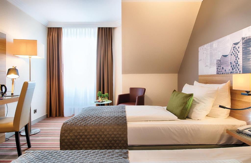 Postel nebo postele na pokoji v ubytování Leonardo Hotel Hamburg Stillhorn