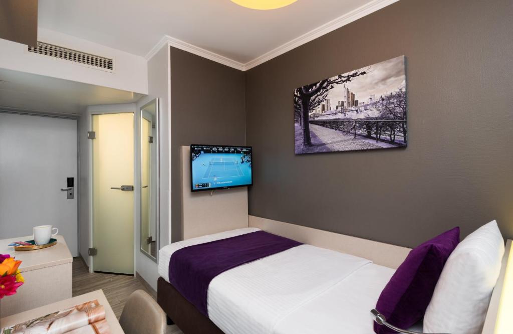 Cama ou camas em um quarto em Leonardo Hotel Frankfurt City Center