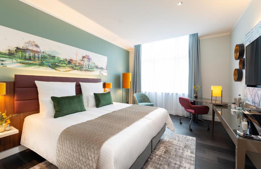 ein Hotelzimmer mit einem Bett und einem Schreibtisch in der Unterkunft Leonardo Royal Hotel Berlin Alexanderplatz in Berlin