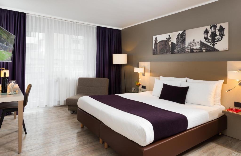 Cama ou camas em um quarto em Leonardo Hotel Frankfurt City Center
