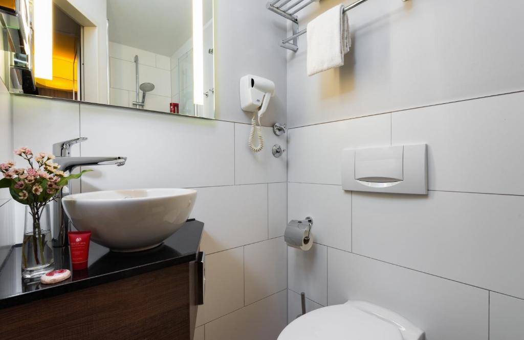 Um banheiro em Leonardo Hotel Frankfurt City Center