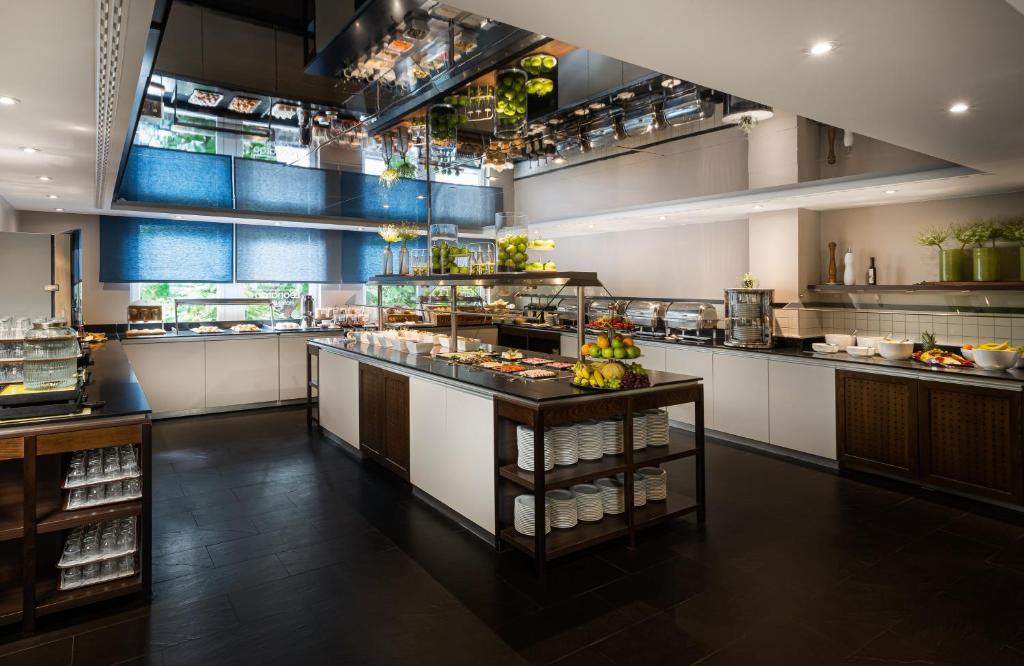 Kuchyň nebo kuchyňský kout v ubytování Leonardo Hotel Berlin