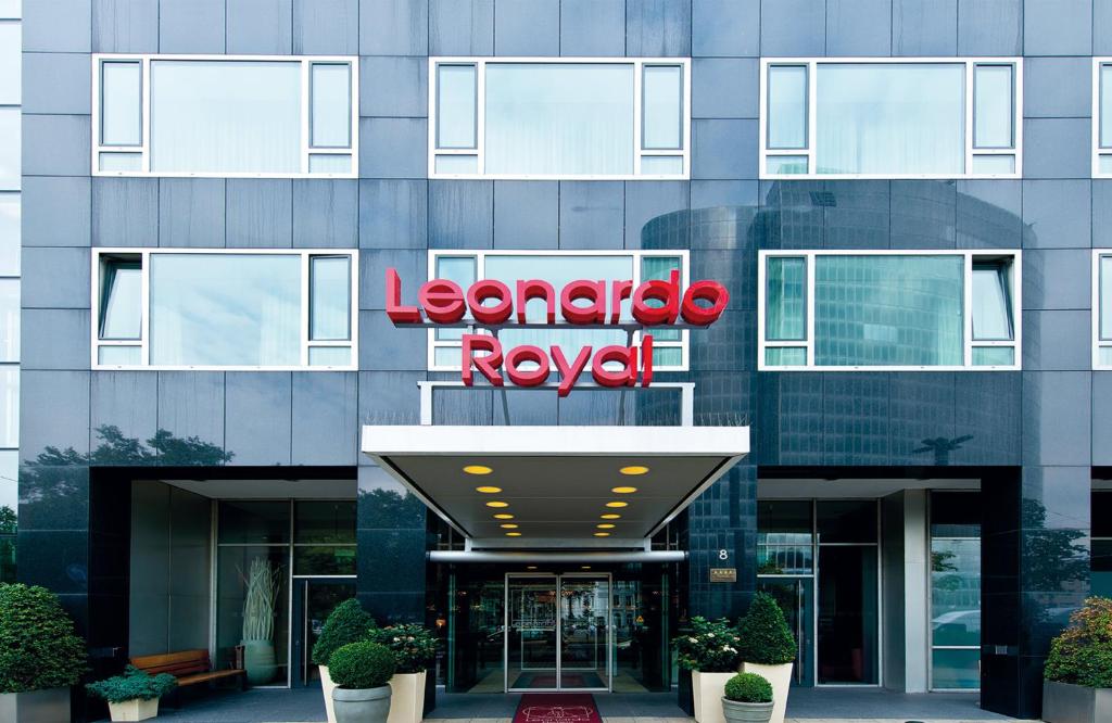 un bâtiment avec un panneau indiquant l'hôtel leonard dans l'établissement Leonardo Royal Hotel Düsseldorf Königsallee, à Düsseldorf