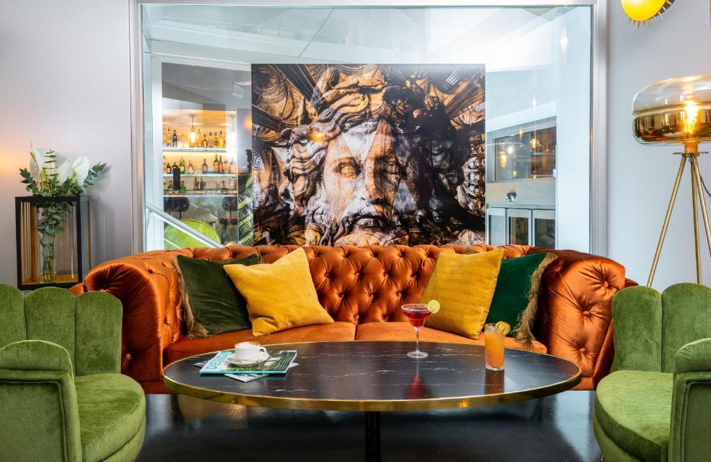 sala de estar con sofá y mesa en Leonardo Boutique Hotel Rome Termini, en Roma