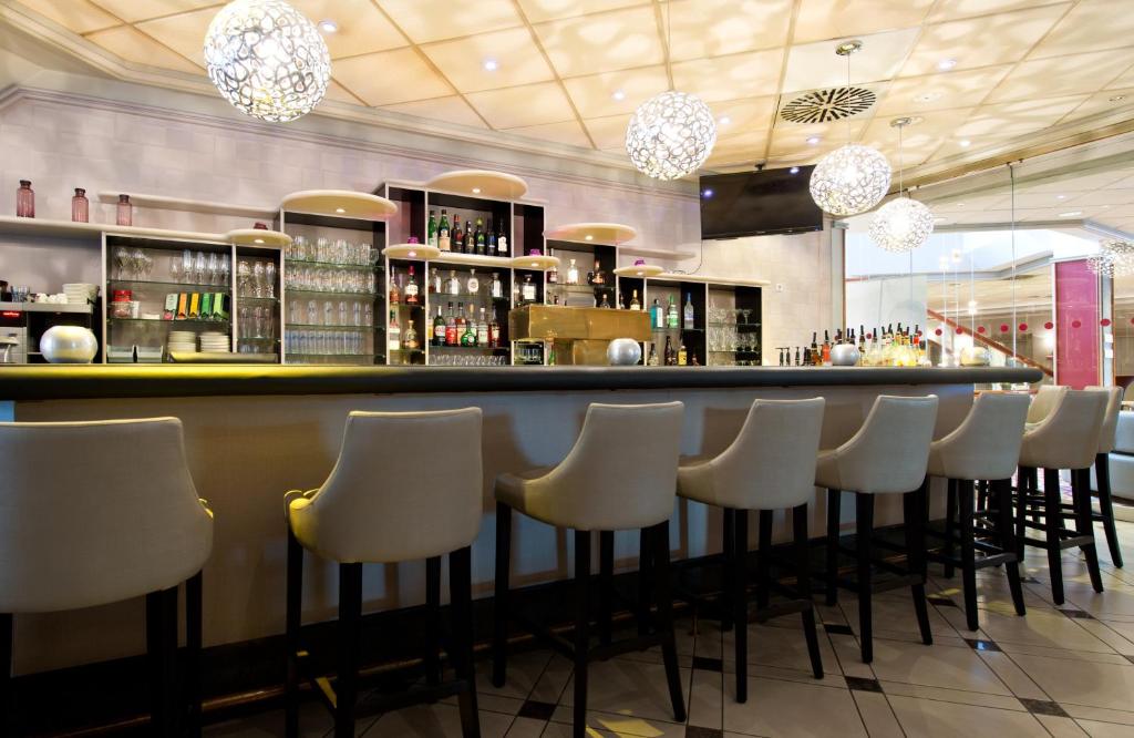 Lounge nebo bar v ubytování Leonardo Hotel Köln