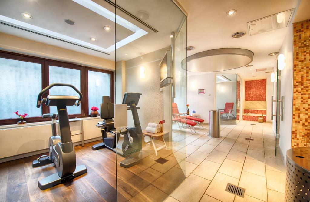 Fitness centrum a/nebo fitness zařízení v ubytování Leonardo Hotel & Residenz Muenchen