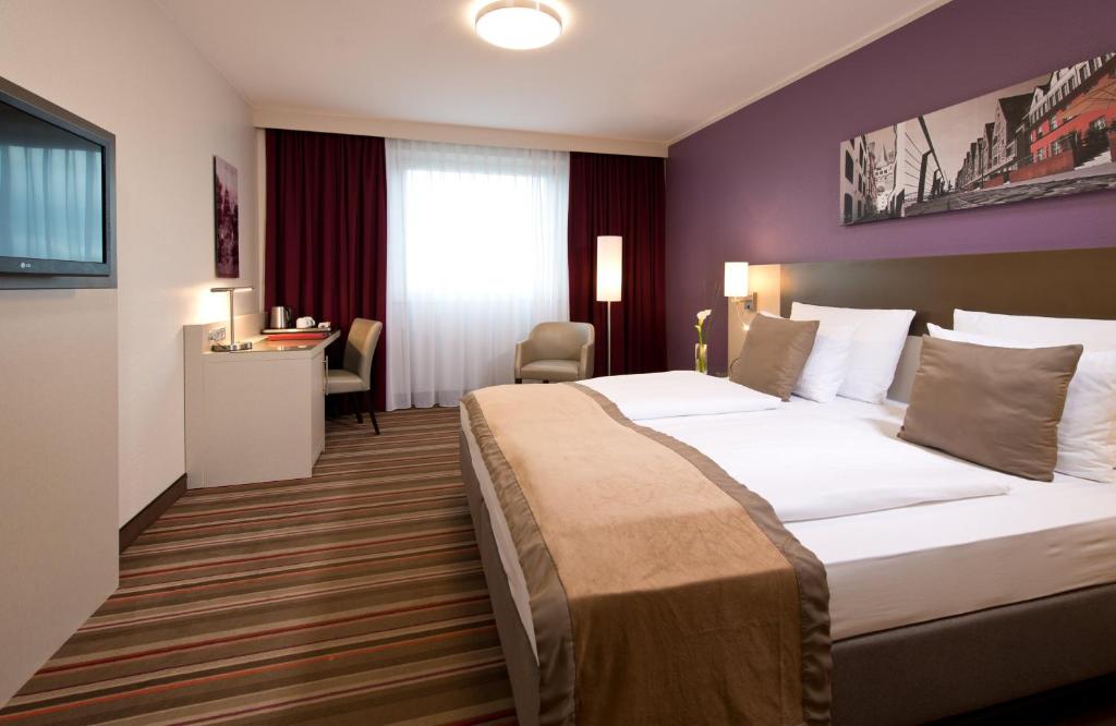 Postel nebo postele na pokoji v ubytování Leonardo Hotel Köln