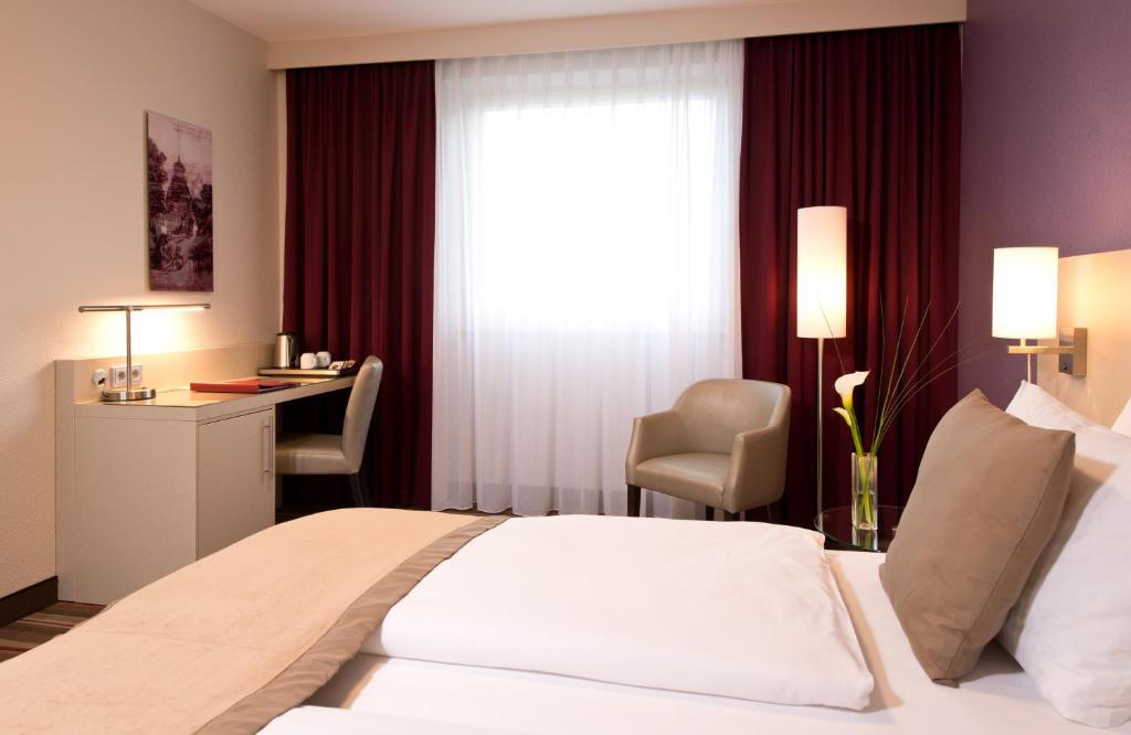 Postel nebo postele na pokoji v ubytování Leonardo Hotel Köln