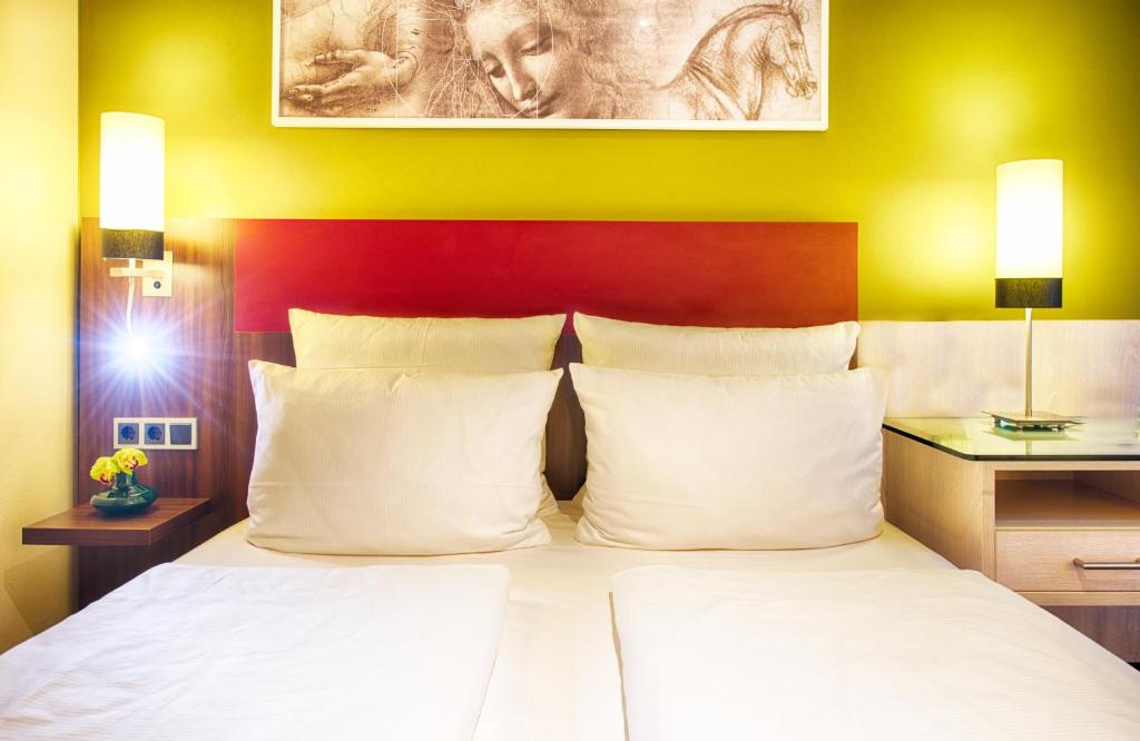 Postel nebo postele na pokoji v ubytování Leonardo Hotel & Residenz Muenchen