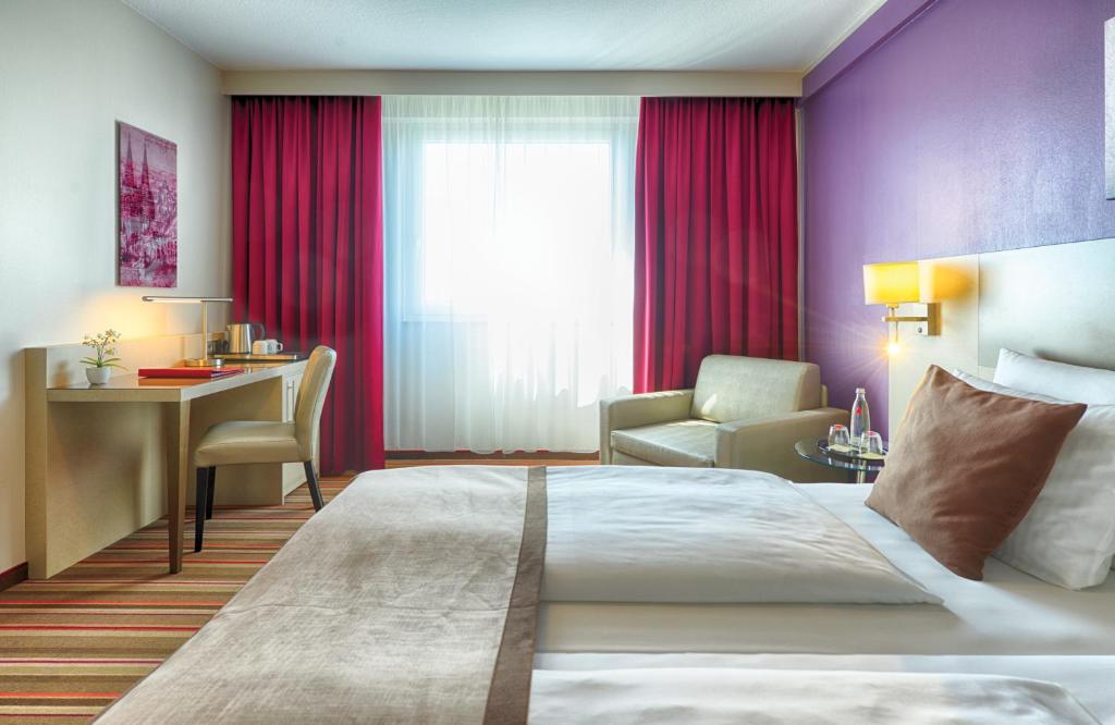 Postel nebo postele na pokoji v ubytování Leonardo Hotel Köln
