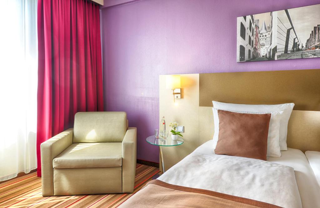 Postel nebo postele na pokoji v ubytování Leonardo Hotel Köln
