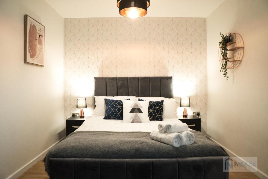 1 dormitorio con 1 cama grande y 2 mesitas de noche en Modern City centre apartment WIFI Netflix en Nottingham