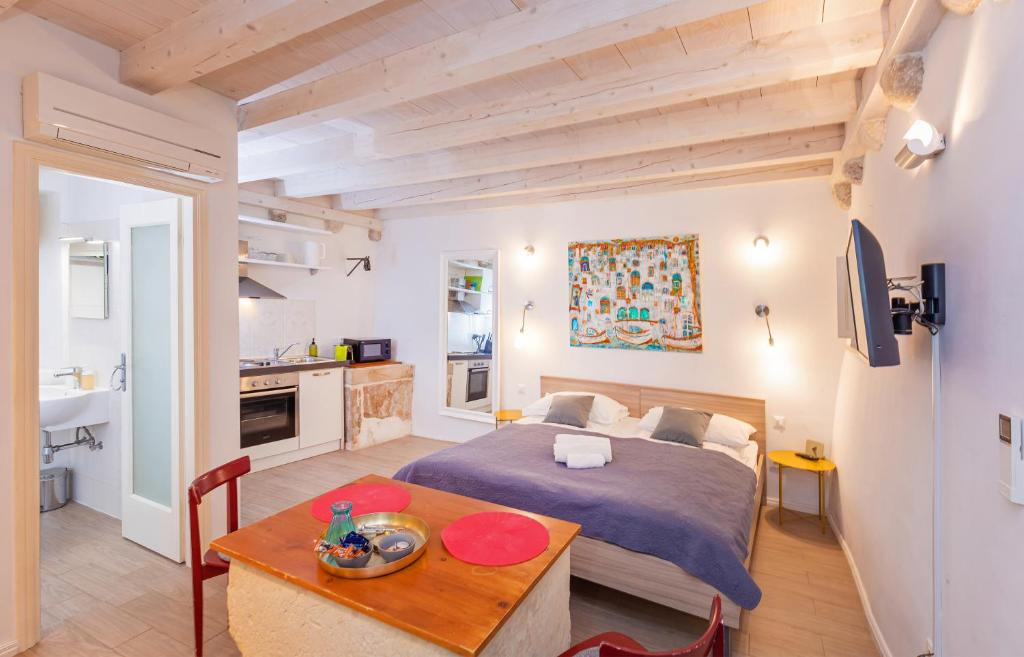 RAFAEL Rooms & Apartments Old Town by DuHomes