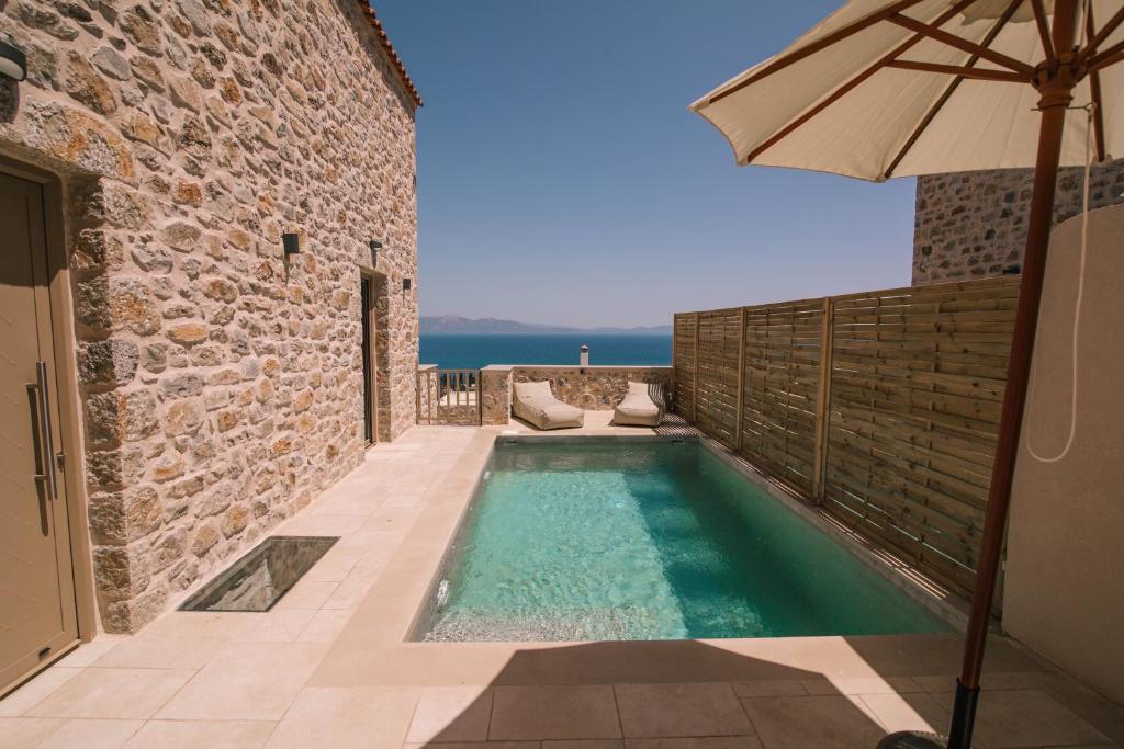 Bazén v ubytování Mani Luxury Suites and Studios in Gytheio with Private Pools nebo v jeho okolí