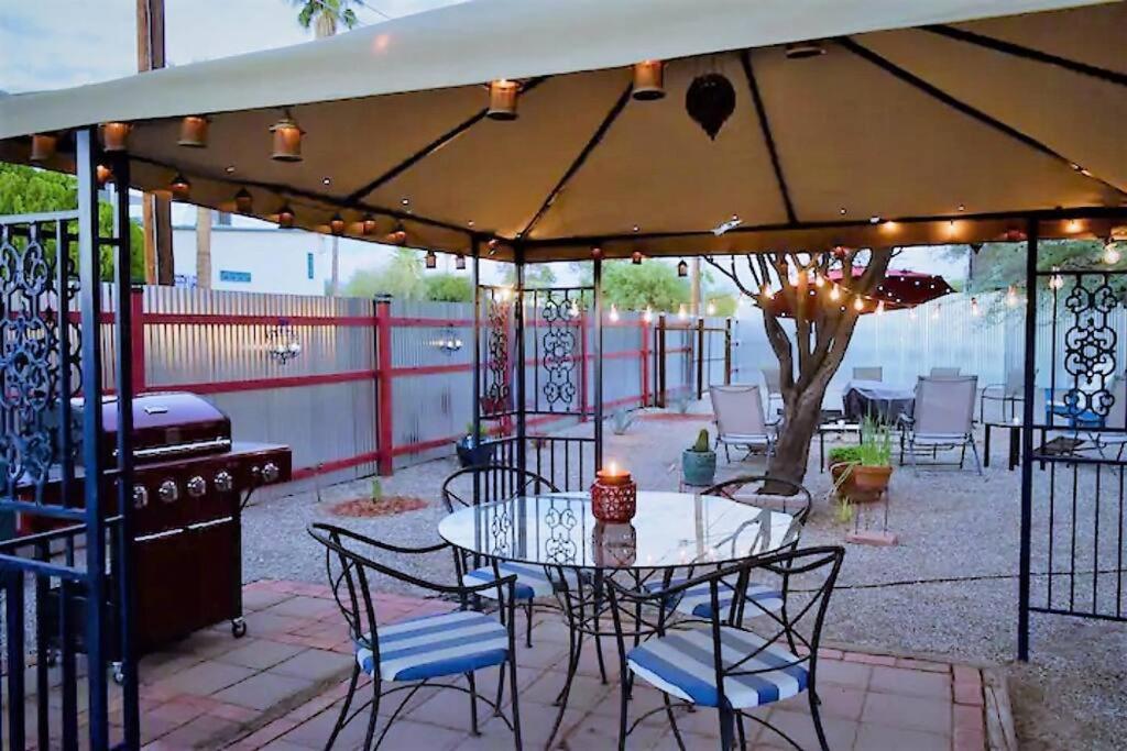Pet Friendly Modern Midtown Home Large Backyard, Tucson (updated