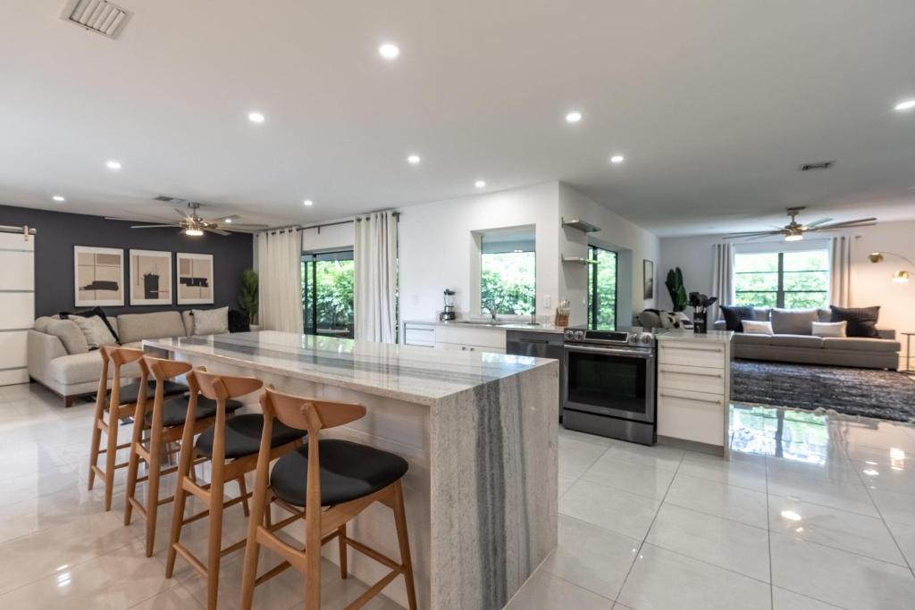 Newly Renovated Naples Pool Home! - Housity
