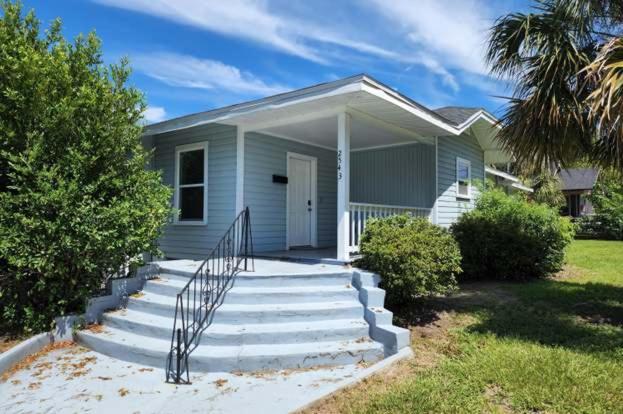uma casa azul com escadas em frente em The Jewel of Jacksonville em Jacksonville