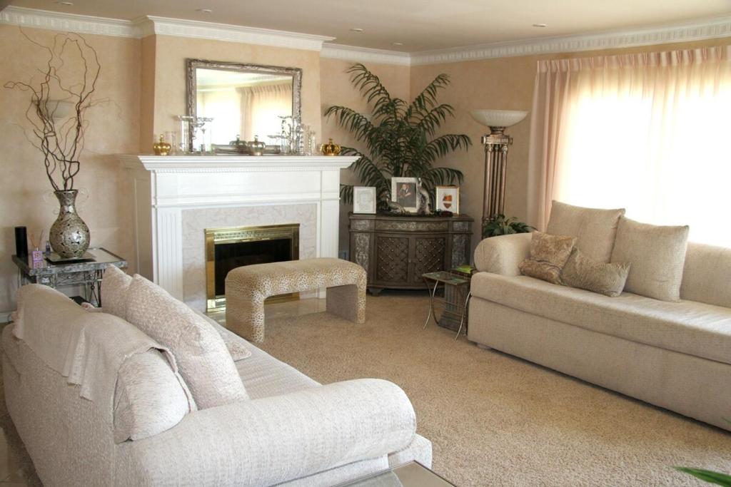 sala de estar con 2 sofás blancos y chimenea en Shared Home, en Inglewood