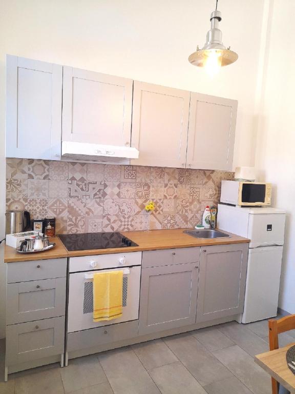 Kuchyňa alebo kuchynka v ubytovaní D16 Apartman