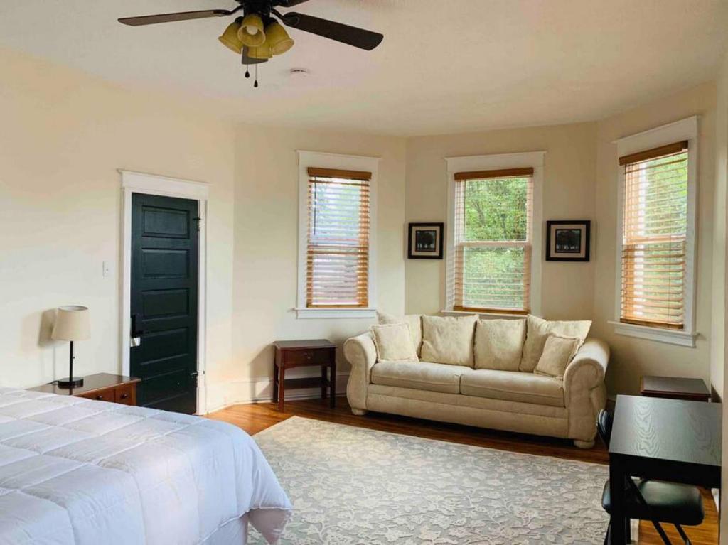 Charming Victorian Home HALFWAY MDRmC, Hagerstown (updated prices 2024)