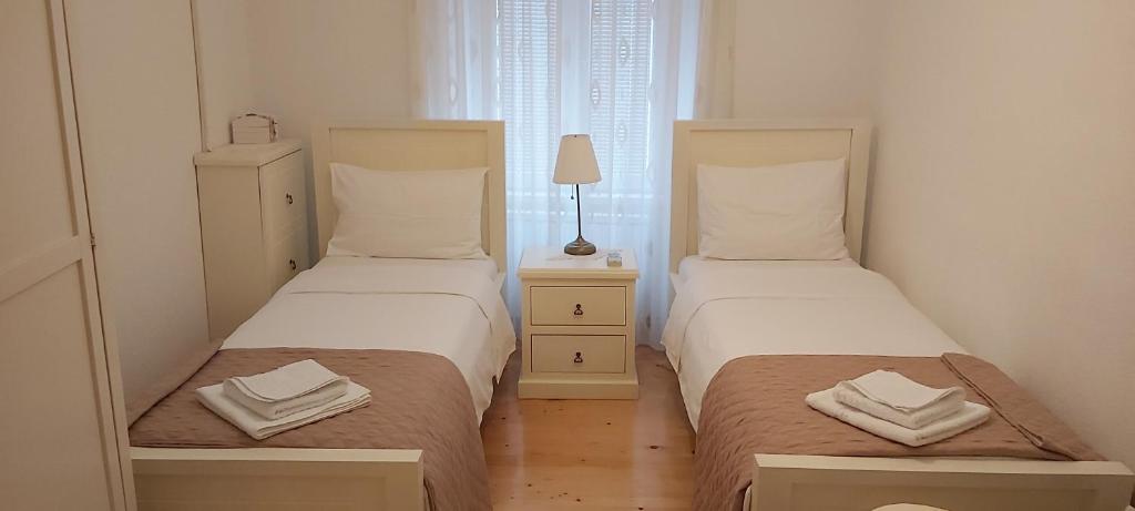 Postel nebo postele na pokoji v ubytování Apartment Kula Đurišić