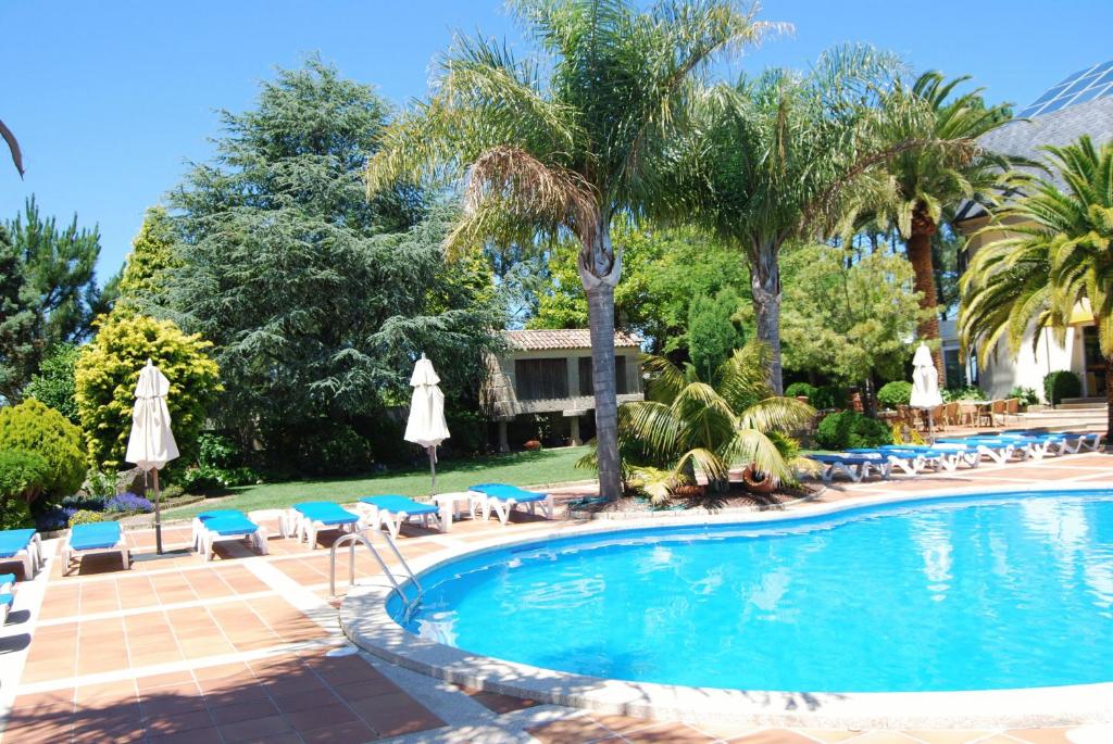 The swimming pool at or close to Hotel Spa Bosque mar