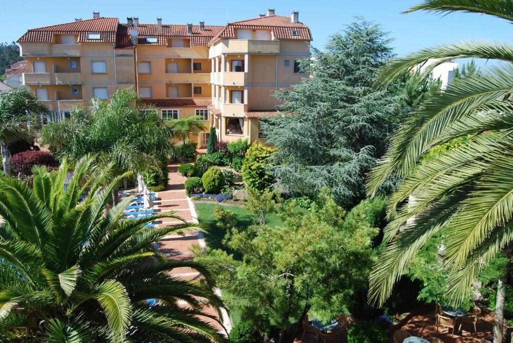 A garden outside Hotel Spa Bosque mar