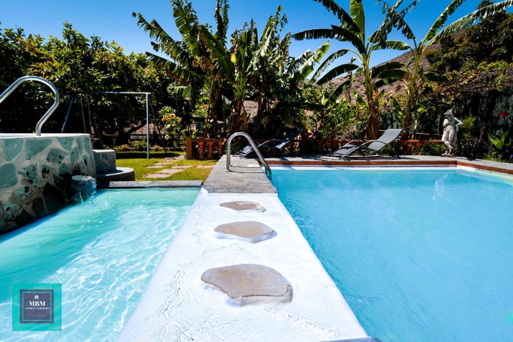 una piscina blu con due rocce di Villa Ignacita, Telde a Las Palmas de Gran Canaria