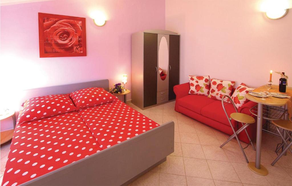 Łóżko lub łóżka w pokoju w obiekcie Nice Apartment In Pula With Wifi