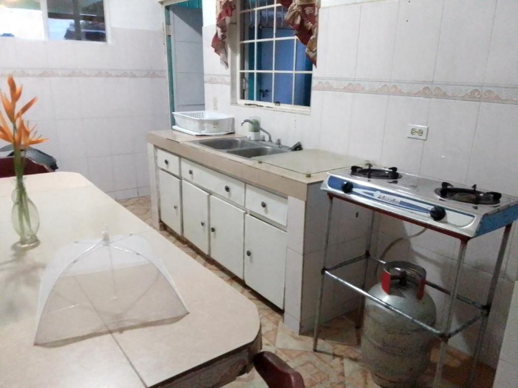 Kuchyň nebo kuchyňský kout v ubytování Hostal familiar Villa Nome