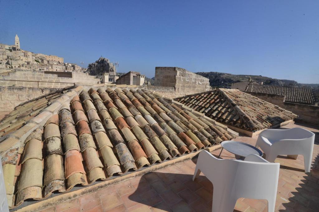 vista dal tetto di un edificio con due sedie di Comera a Matera