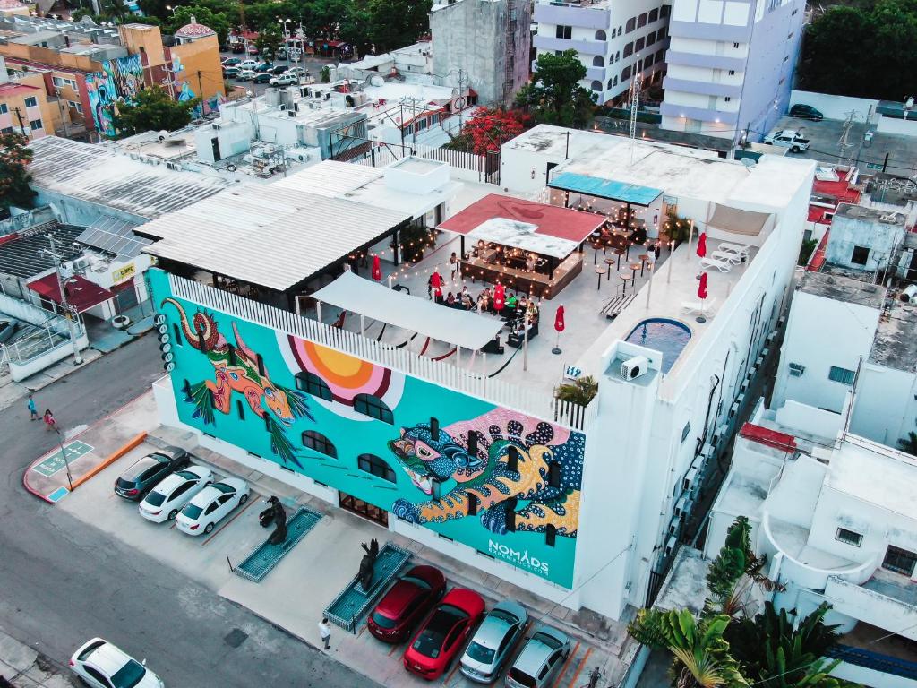 - une vue de tête d'un bâtiment orné d'une fresque murale dans l'établissement Nomads Party Hostel, à Cancún