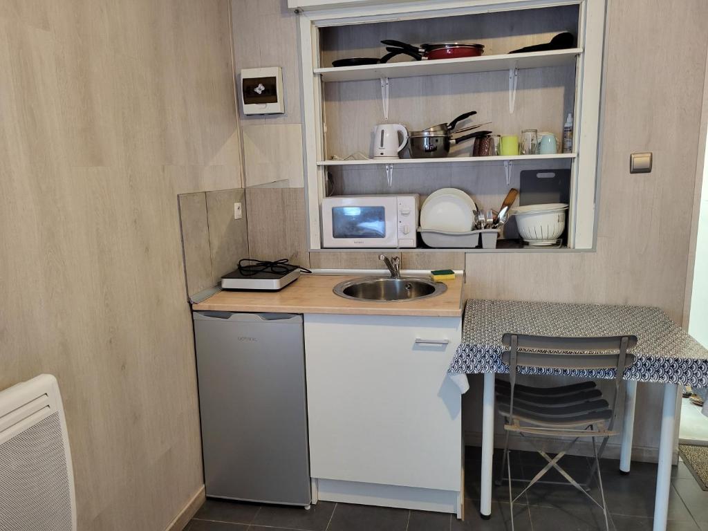 a small kitchen with a sink and a counter at STUDIO ENTRE PARIS et DISNEY 3 in Torcy
