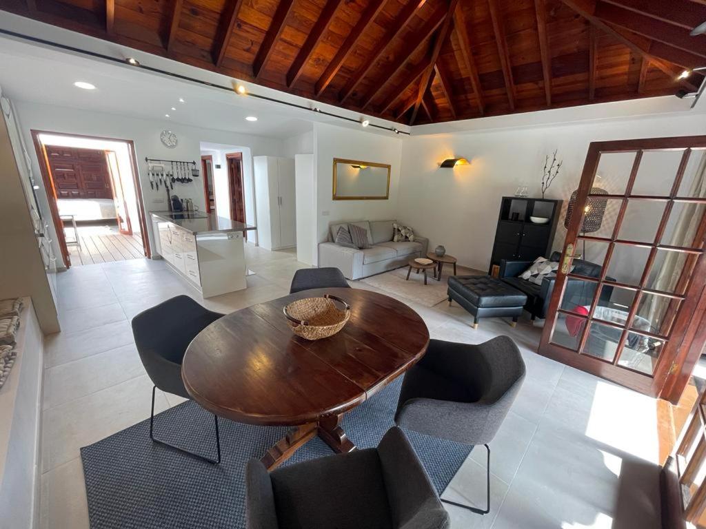 sala de estar con mesa de madera y sillas en Casa Max en Puerto de la Cruz