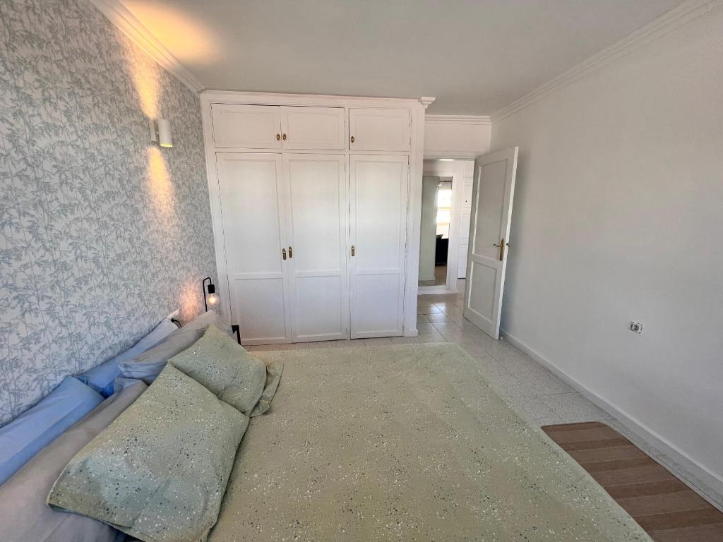 Postel nebo postele na pokoji v ubytování BRIGHT AND QUIET WINDSOR PARK APARTMENT